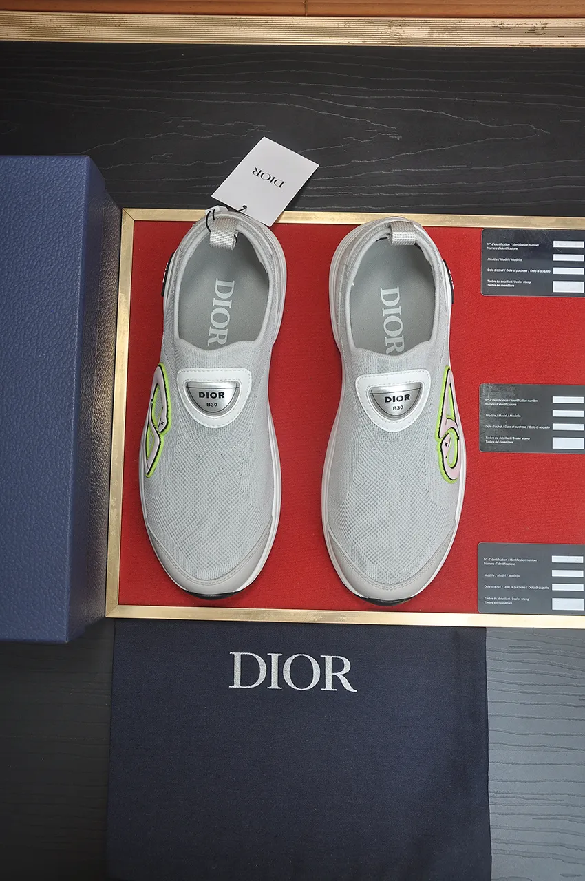 Men's Men's Shoes 💰540💶 𝐂𝐡𝐫𝐢𝐬𝐭𝐢𝐚𝐧 𝐃𝐢𝐨𝐫# Dior breathable fly-knit casual sneakers. The soft and breathable upper complements the lightweight textured effect rubber sole, decorated with various classic details, making it an ideal choice for everyday looks. Can be matched with various casual items to create a refined look Size: 38-46 (45 46 customized)